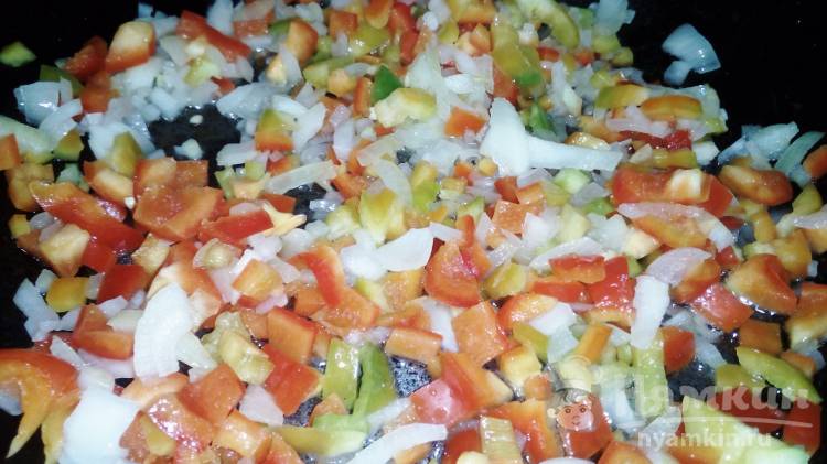 Гречка с курагой, черносливом и овощами на сковороде - фото шаг 3