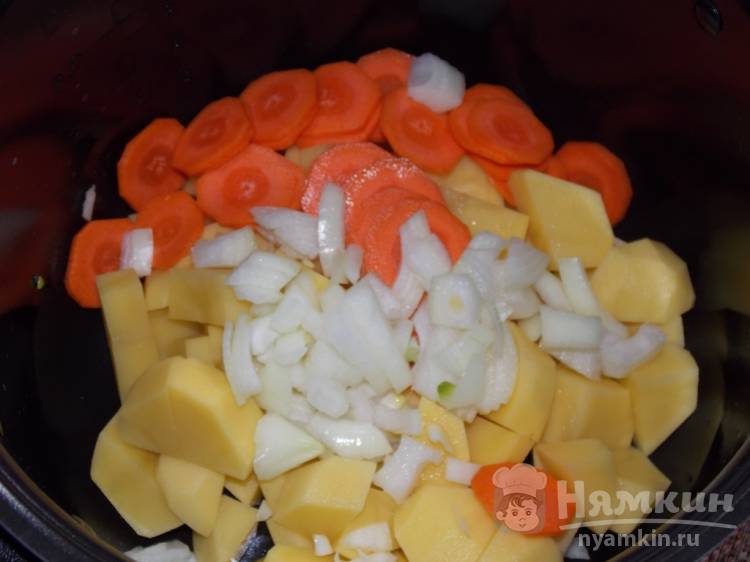 Картофель тушеный с луком и морковью в мультиварке - фото шаг 2