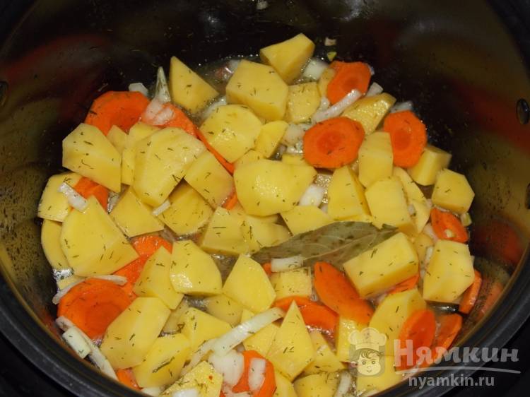 Картофель тушеный с луком и морковью в мультиварке - фото шаг 4