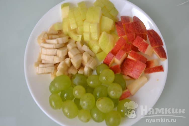 Фруктовый салат с бананом, яблоком и виноградом - фото шаг 5
