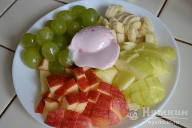 Фруктовый салат с бананом, яблоком и виноградом - фото шаг 6