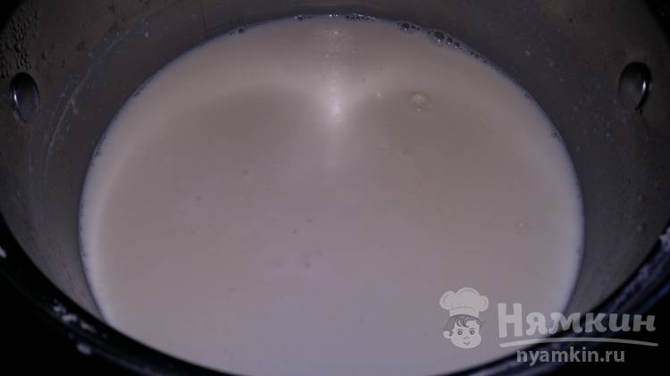 Блины на молоке с малиновым вареньем - фото шаг 4
