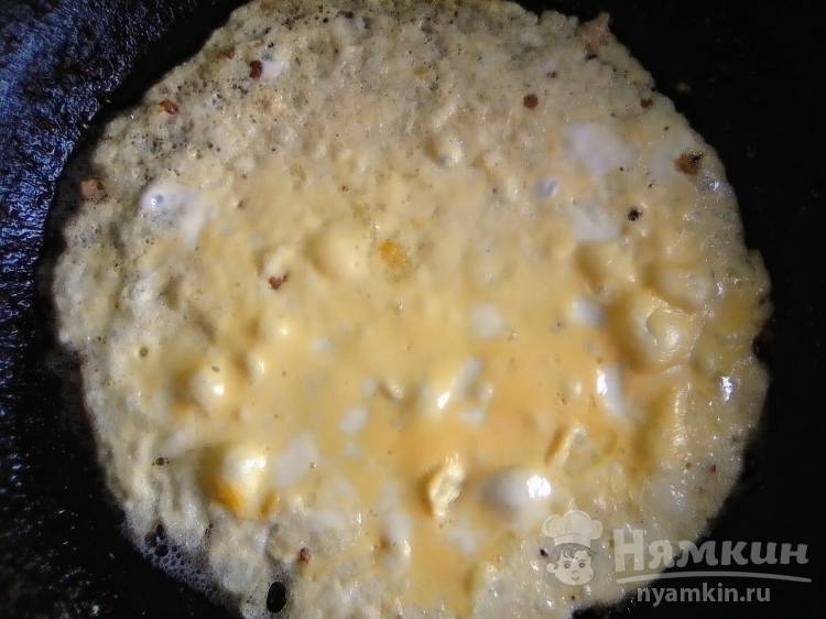 Яичный блинчик с сыром и зеленью - фото шаг 2