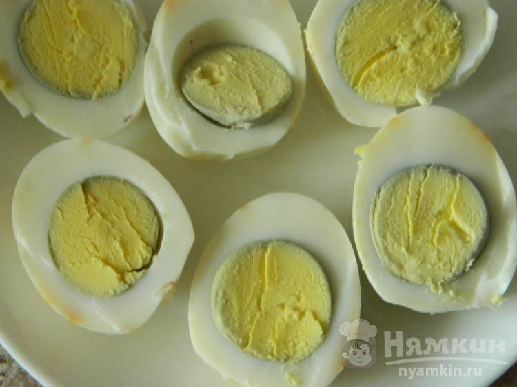 Яйца фаршированные сыром чесноком и майонезом - фото шаг 1