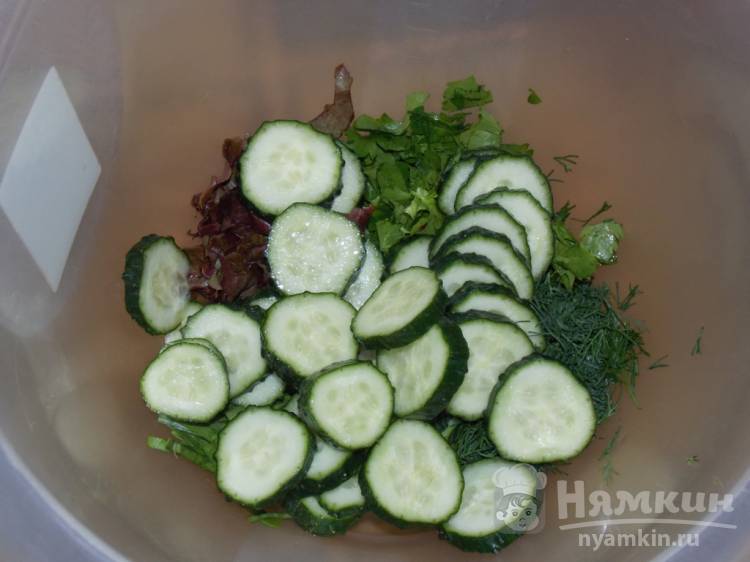Овощной салат с зеленью и соевым соусом - фото шаг 2