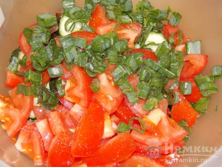 Овощной салат с зеленью и соевым соусом - фото шаг 4