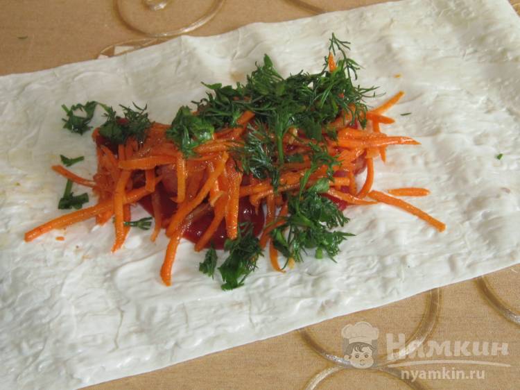 Сосиска в лаваше с морковью по-корейски - фото шаг 3