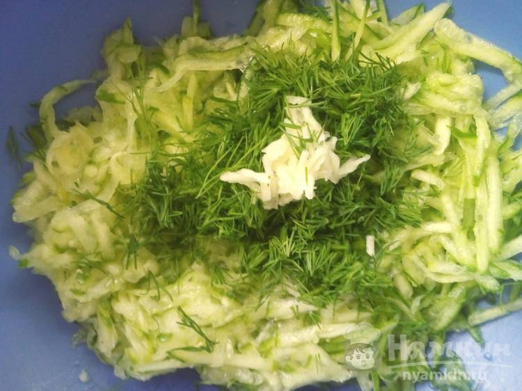 Салат из тертых огурцов Gurkensalat - фото шаг 5