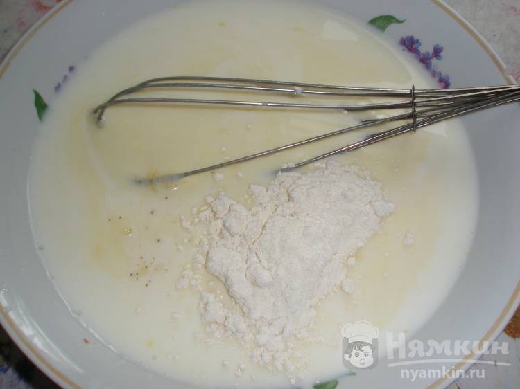 Тесто для заливного пирога на молоке - фото шаг 4