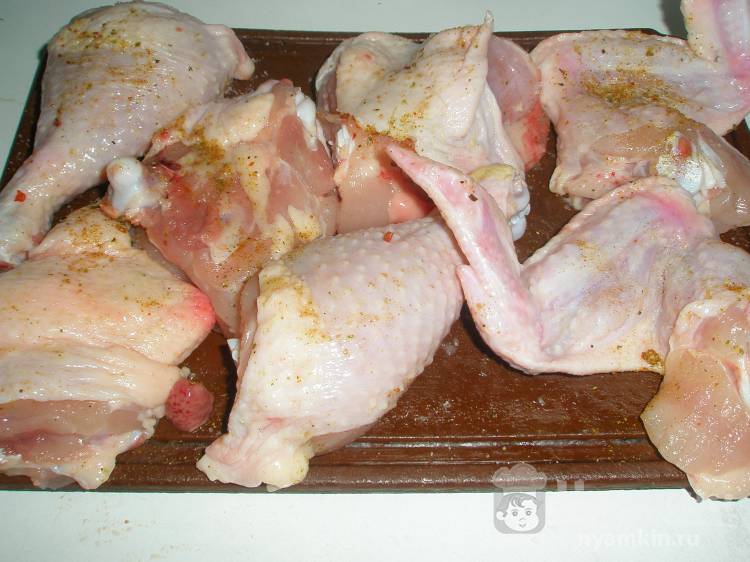Курица в томате и приправе с луком в духовке - фото шаг 1