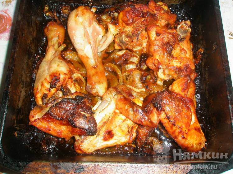 Курица в томате и приправе с луком в духовке - фото шаг 6