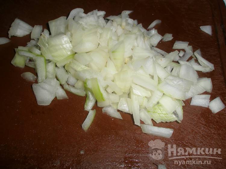 Картошка по-деревенски в томате с луком в духовке - фото шаг 2