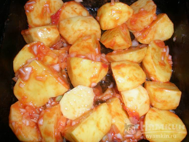 Картошка по-деревенски в томате с луком в духовке - фото шаг 4