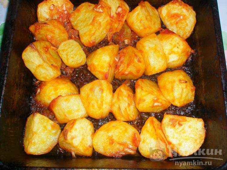 Картошка по-деревенски в томате с луком в духовке - фото шаг 5