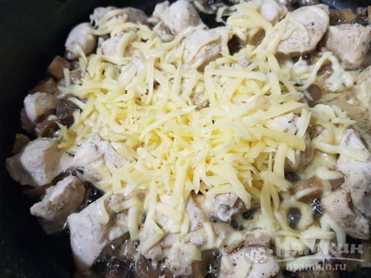 Курица с сыром и грибами на сковороде - фото шаг 5