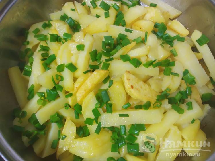 Картошка с зелёным луком жареная на жире - фото шаг 5