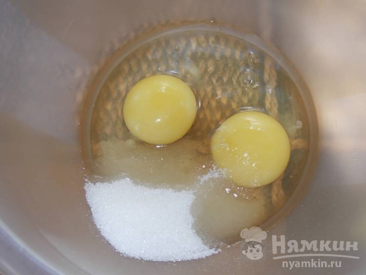 Сладкие блинчики с крахмалом и яйцами - фото шаг 1