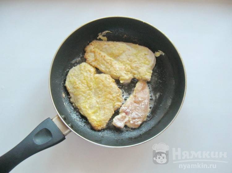 Куриные отбивные с яйцом и мукой на сковороде - фото шаг 4