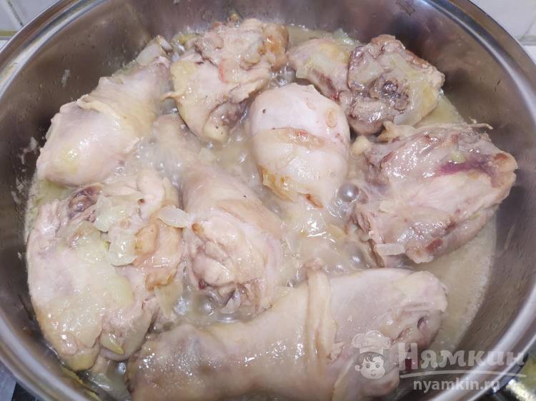 Куриные окорочка тушёные с луком и чесноком - фото шаг 3
