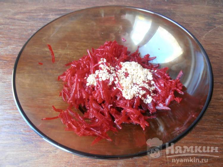 Салат из свеклы с кунжутом и соевым соусом - фото шаг 4