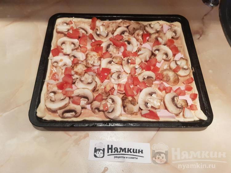 Пицца из готового слоёного теста с шампиньонами, колбасой и сыром - фото шаг 4