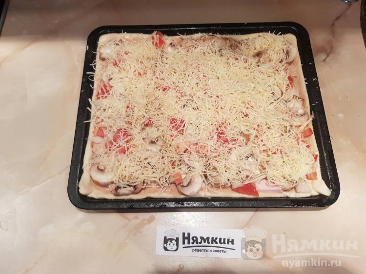 Пицца из готового слоёного теста с шампиньонами, колбасой и сыром - фото шаг 5
