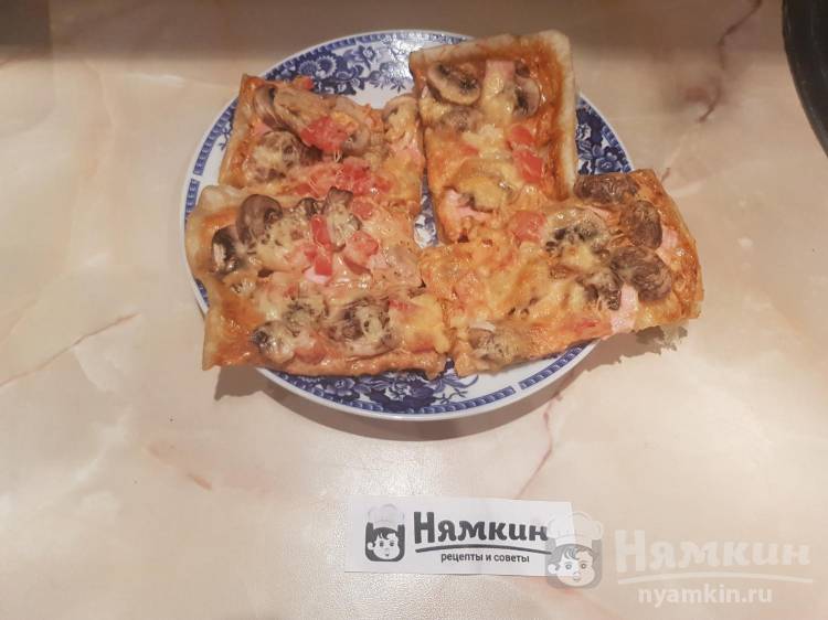 Пицца из готового слоёного теста с шампиньонами, колбасой и сыром - фото шаг 6