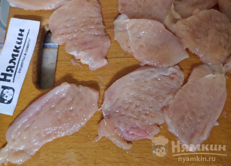 Куриные отбивные в яично-майонезном кляре с чесноком на сковороде - фото шаг 1