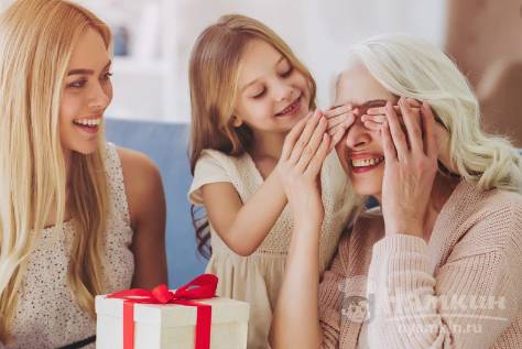 Что можно подарить маме, бабушке или свекрови: самые практичные подарки для старшего поколения
