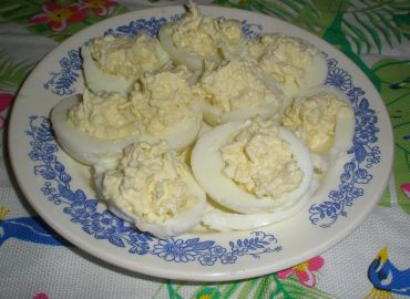 Яйца, фаршированные сыром и чесноком – кулинарный рецепт