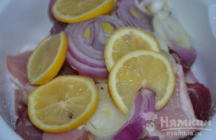 Маринад для шашлыка из свинины с лимоном и луком - фото шаг 3