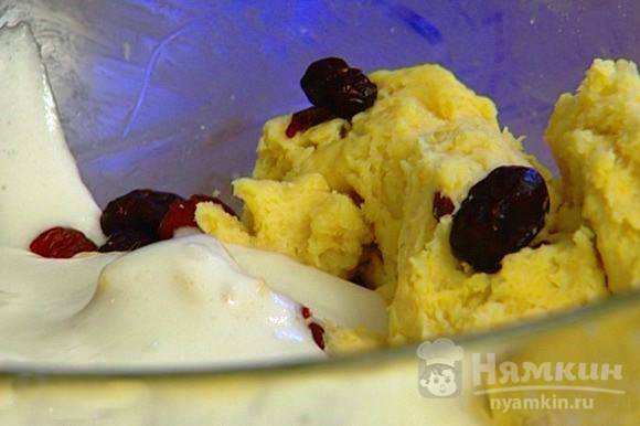 Кулич с вишней и клюквой из теста с ромом - фото шаг 7