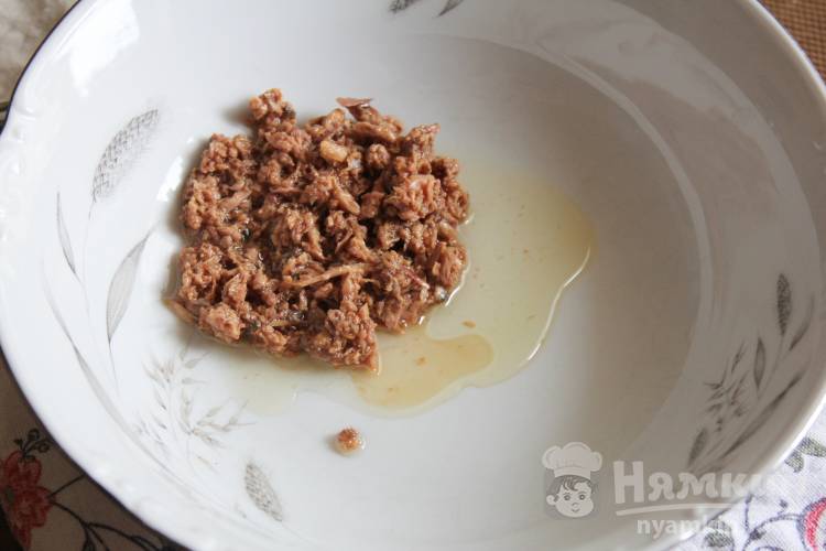 Намазка на хлеб с тунцом, зеленым луком и горчицей - фото шаг 1