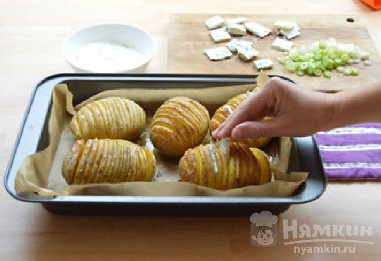 Картошка-гармошка в духовке с салом или беконом — классический рецепт фото