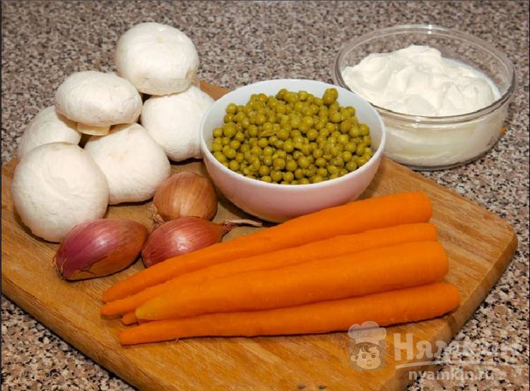 Салат из моркови, грибов и горошка - фото шаг 1