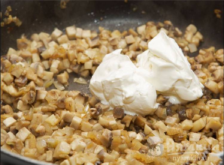Салат из моркови, грибов и горошка - фото шаг 5