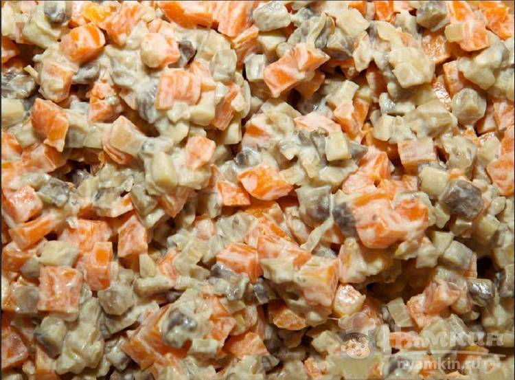 Салат из моркови, грибов и горошка - фото шаг 8