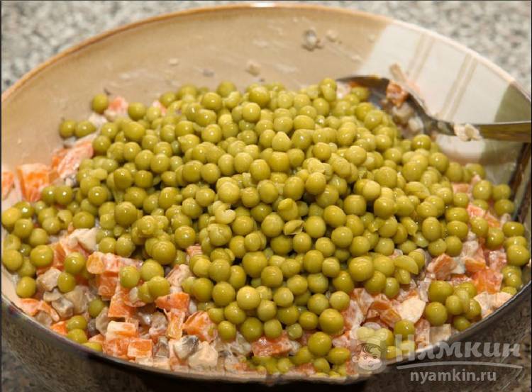 Салат из моркови, грибов и горошка - фото шаг 9