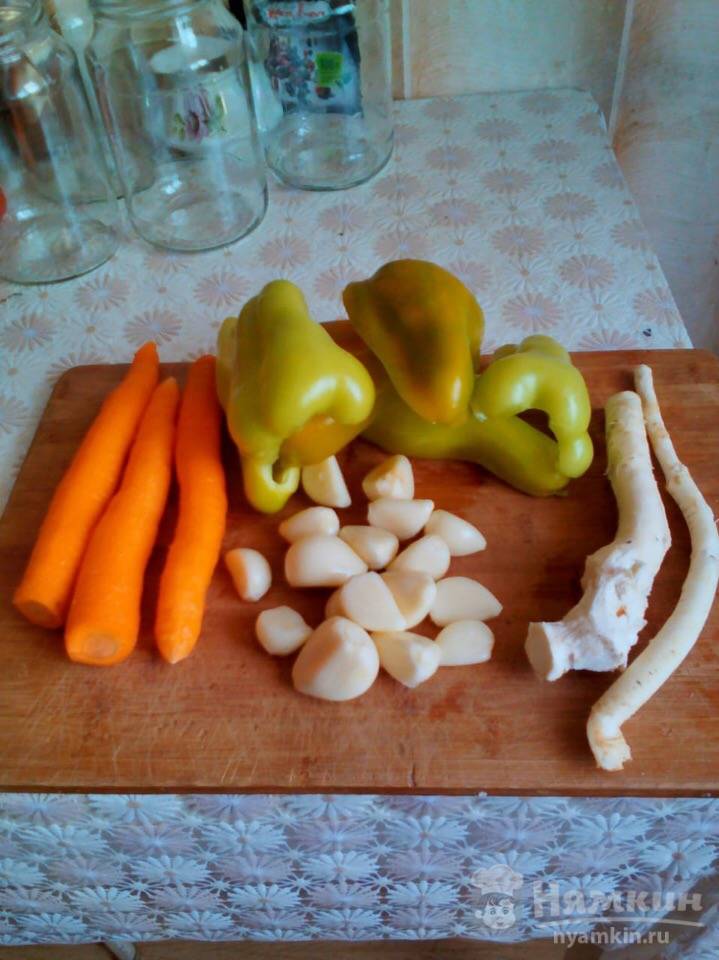 Маринованные помидоры с хреном и чесноком на зиму - фото шаг 2