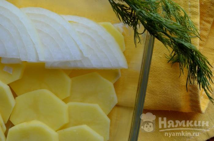 Картофель запечённый с лучком под сметанной заправкой - фото шаг 1