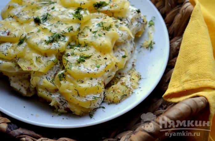 Картофель запечённый с лучком под сметанной заправкой - фото шаг 4