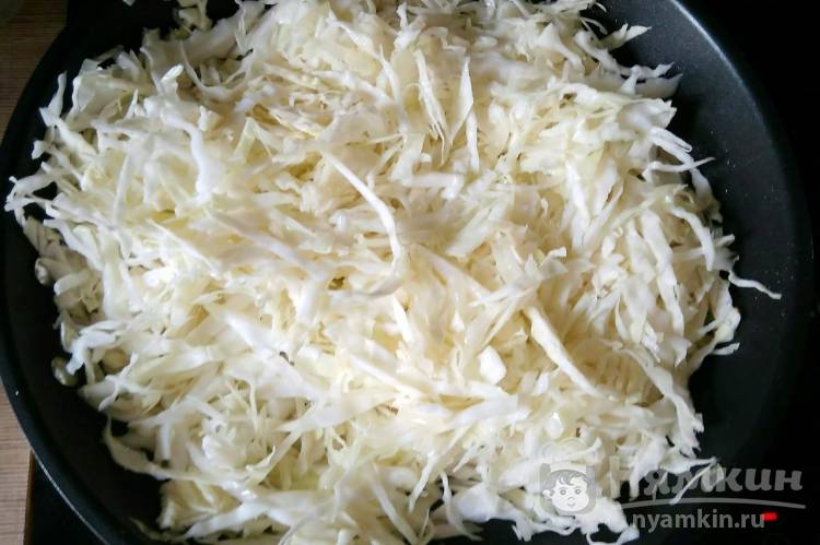 Пирог с капустой и яйцами из слоенного теста - фото шаг 2