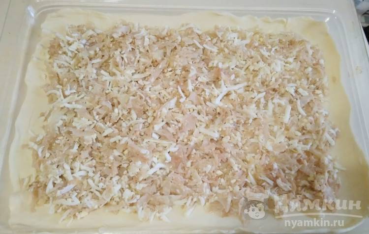 Пирог с капустой и яйцами из слоенного теста - фото шаг 5