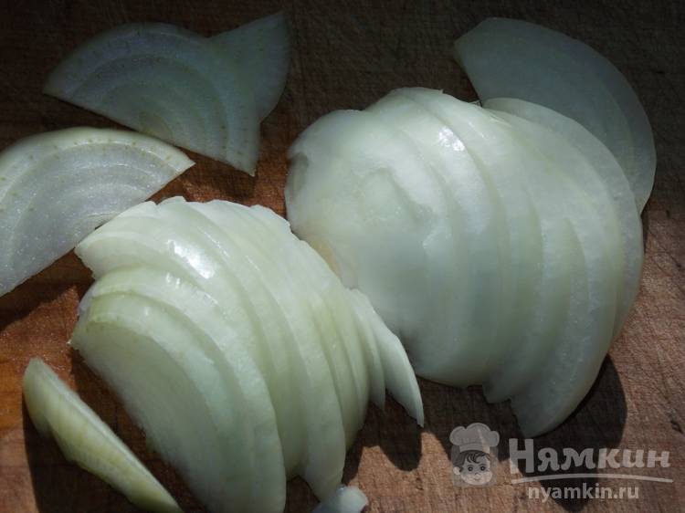 Куриные голени с луком и изюмом в мультиварке - фото шаг 2