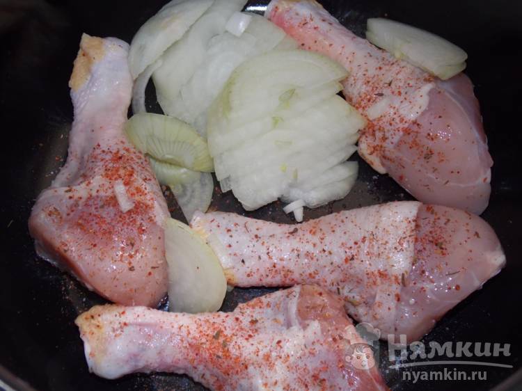 Куриные голени с луком и изюмом в мультиварке - фото шаг 3