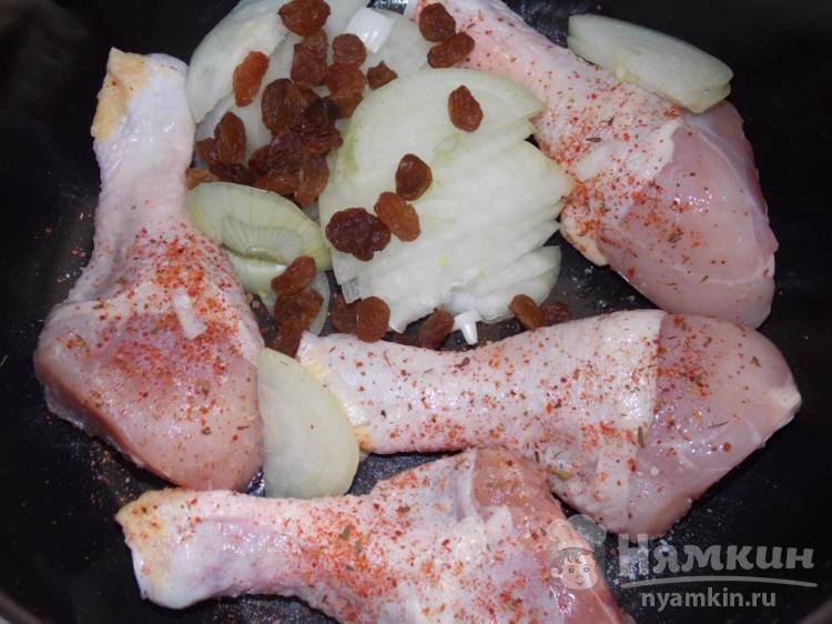 Куриные голени с луком и изюмом в мультиварке - фото шаг 4