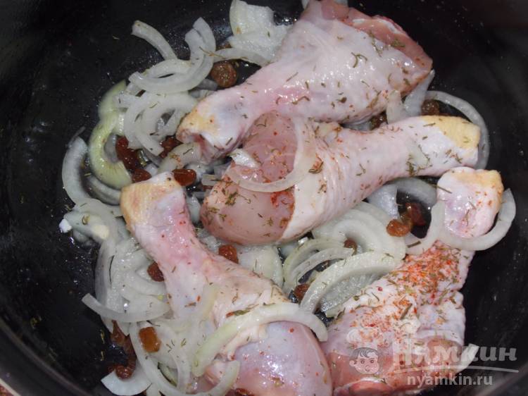 Куриные голени с луком и изюмом в мультиварке - фото шаг 5