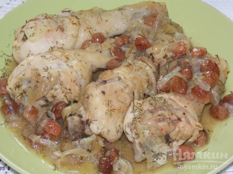 Куриные голени с луком и изюмом в мультиварке - фото шаг 6
