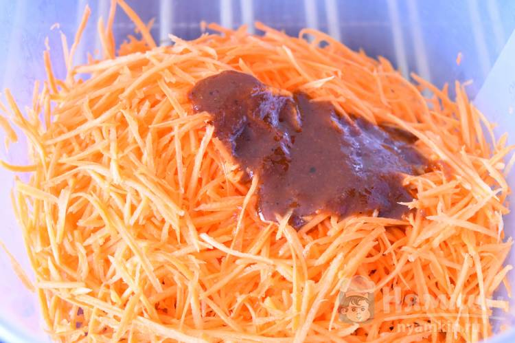 Морковь по-корейски с заправкой и зеленью - фото шаг 3