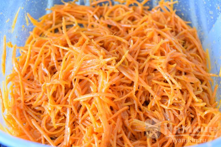 Морковь по-корейски с заправкой и зеленью - фото шаг 4